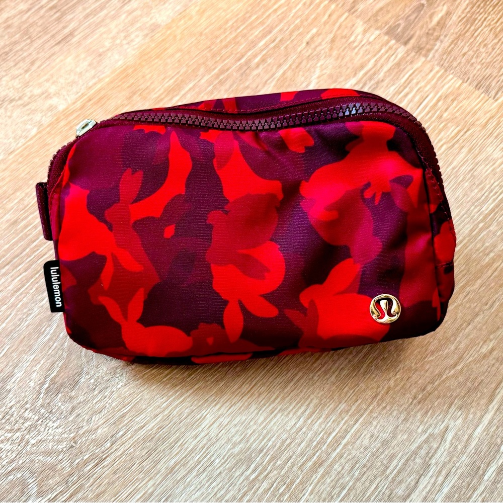 Lululemon Everywhere 1L Belt Bag Purse NWOT Camouflage Red Pattern